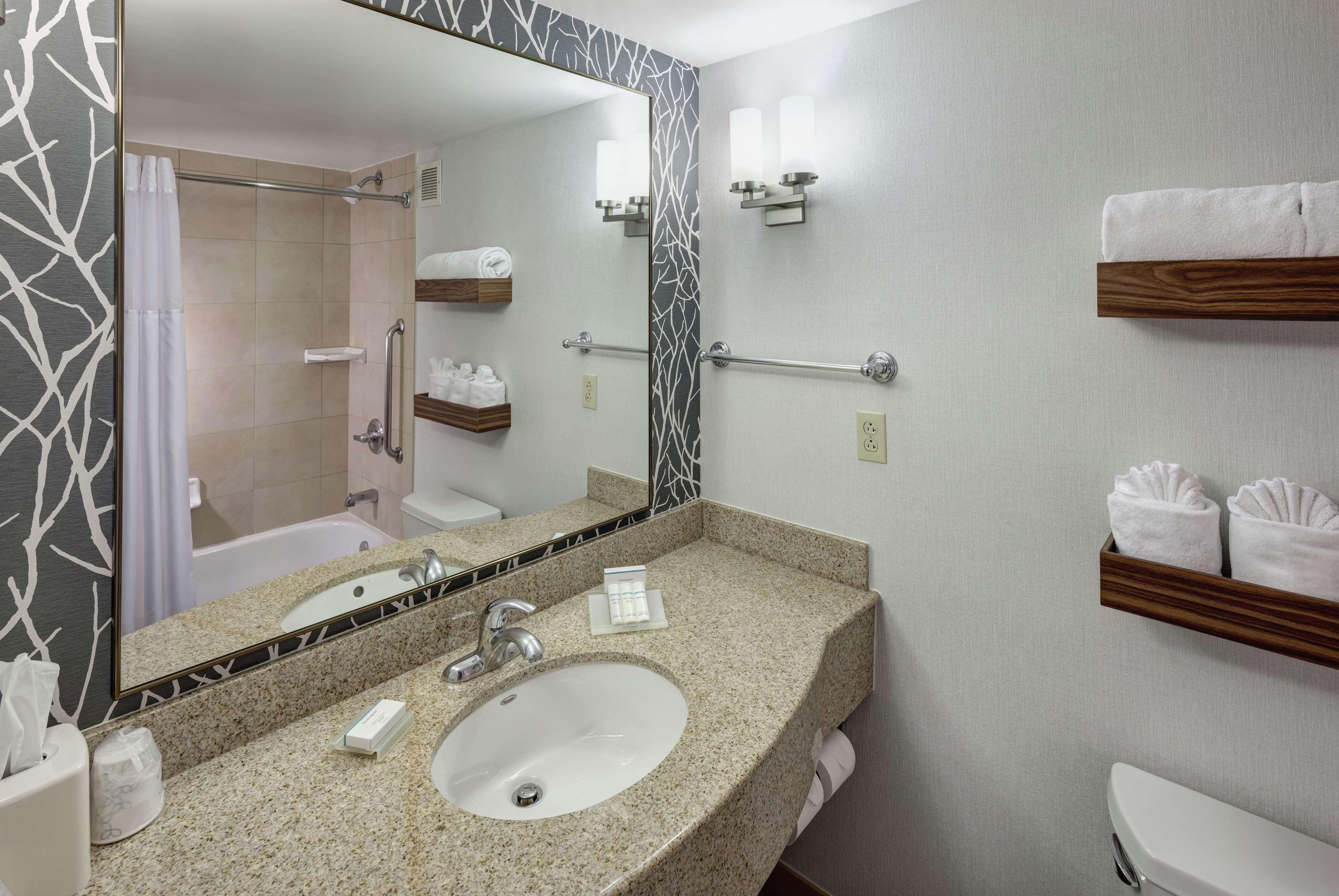 Hilton Garden Inn Naperville/Warrenville Exterior foto