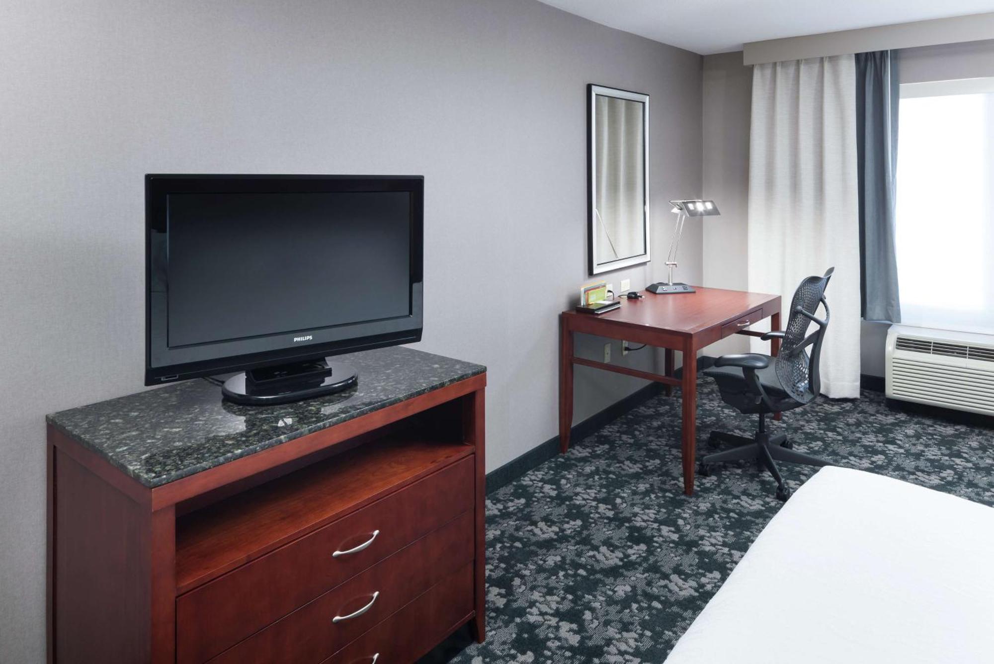 Hilton Garden Inn Naperville/Warrenville Exterior foto